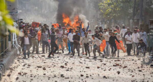 दिल्ली दंगों की जांच क्यों आई सवालों के घेरे में? 9 रिटायर्ड IPS ने चिट्ठी में क्या लिखा, जानें