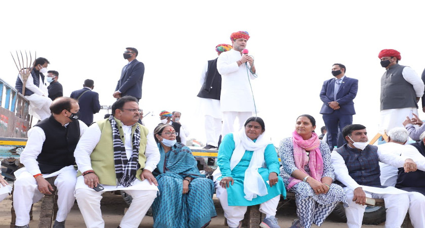 गावड़िया की गाड़ी पर क्यों चढ़े राहुल गांधी? आज मंच से क्या बोले राहुल, पढ़ें