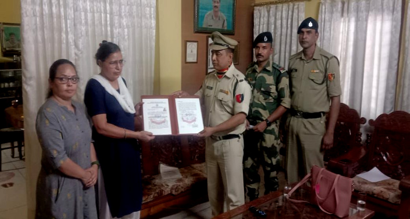 BSF ने दिवंगतों के घर जाकर सौंपे केज्युअल्टी प्रमाण पत्र